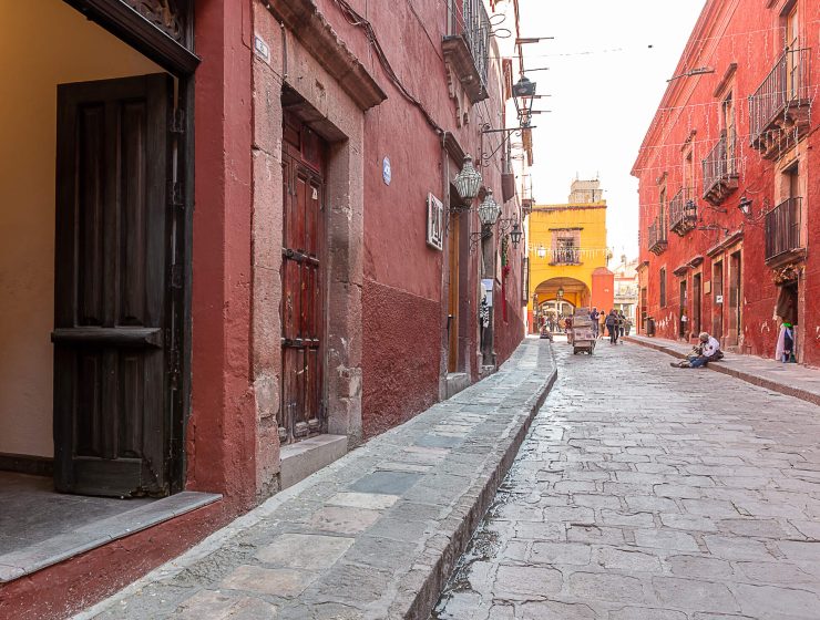 La calle de la casa es en el cuadro principal del jardín, zona peatonal, a unos pasos de la parroquia